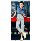 Femme Sexy Dans Un Garage